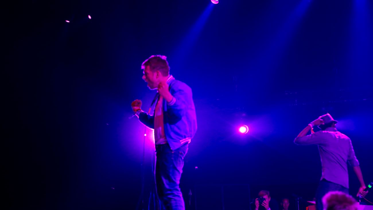 Video: Se Damon Albarn blive båret af scenen på Roskilde Festival 2015