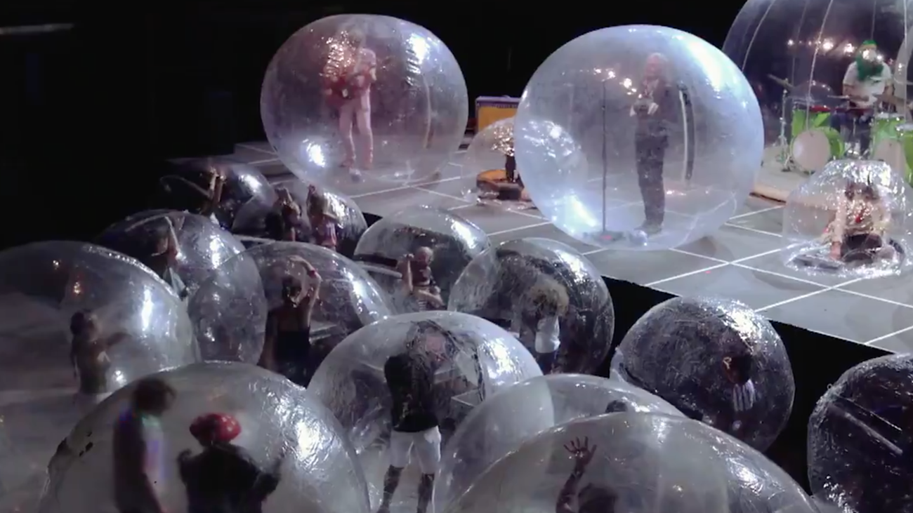 Stor The Flaming Lips-koncert med publikum i bobler – se video