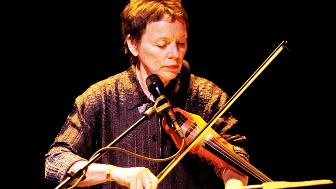 Multikunstneren Laurie Anderson giver dansk koncert