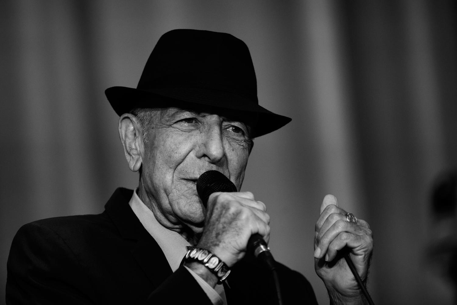 Se og hør Leonard Cohen optræde med ny sang 