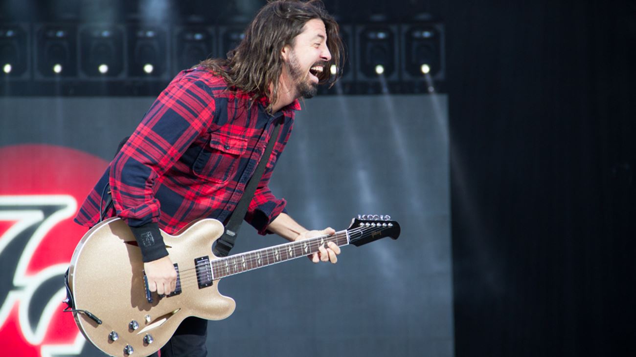 Foo Fighters-forsanger laver telefonfis med radiostation