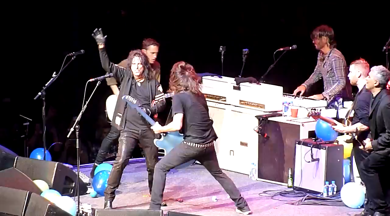 Video: Dave Grohl fejrer fødselsdag på scenen med Alice Cooper