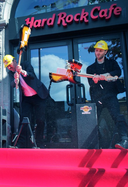 Fotoreportage: Hard Rock Café åbner med guitarsmadring