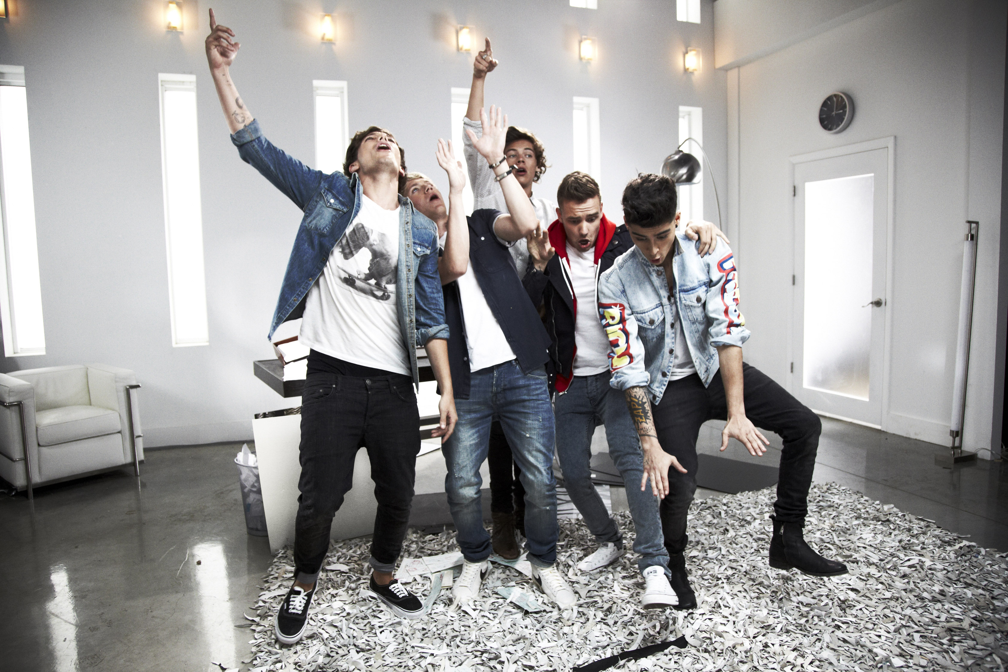 Er One Direction i studiet med mobbet rockmusiker?