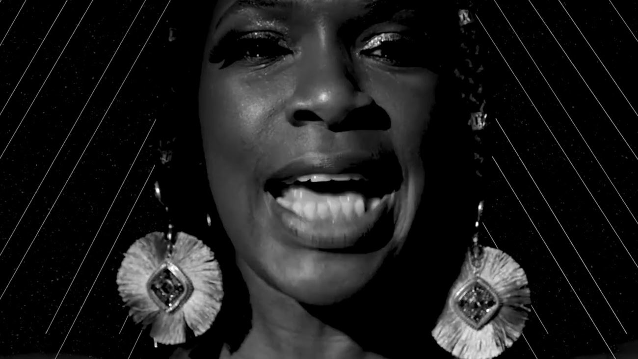 VIDEO: 80’er-inspireret afrofuturisme helt op i ansigtet
