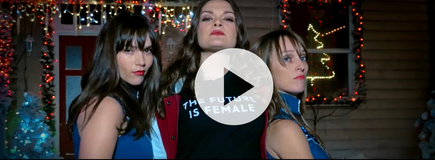 Tyske Emily Roberts efterspørger ligestilling i jule-orienteret musikvideo