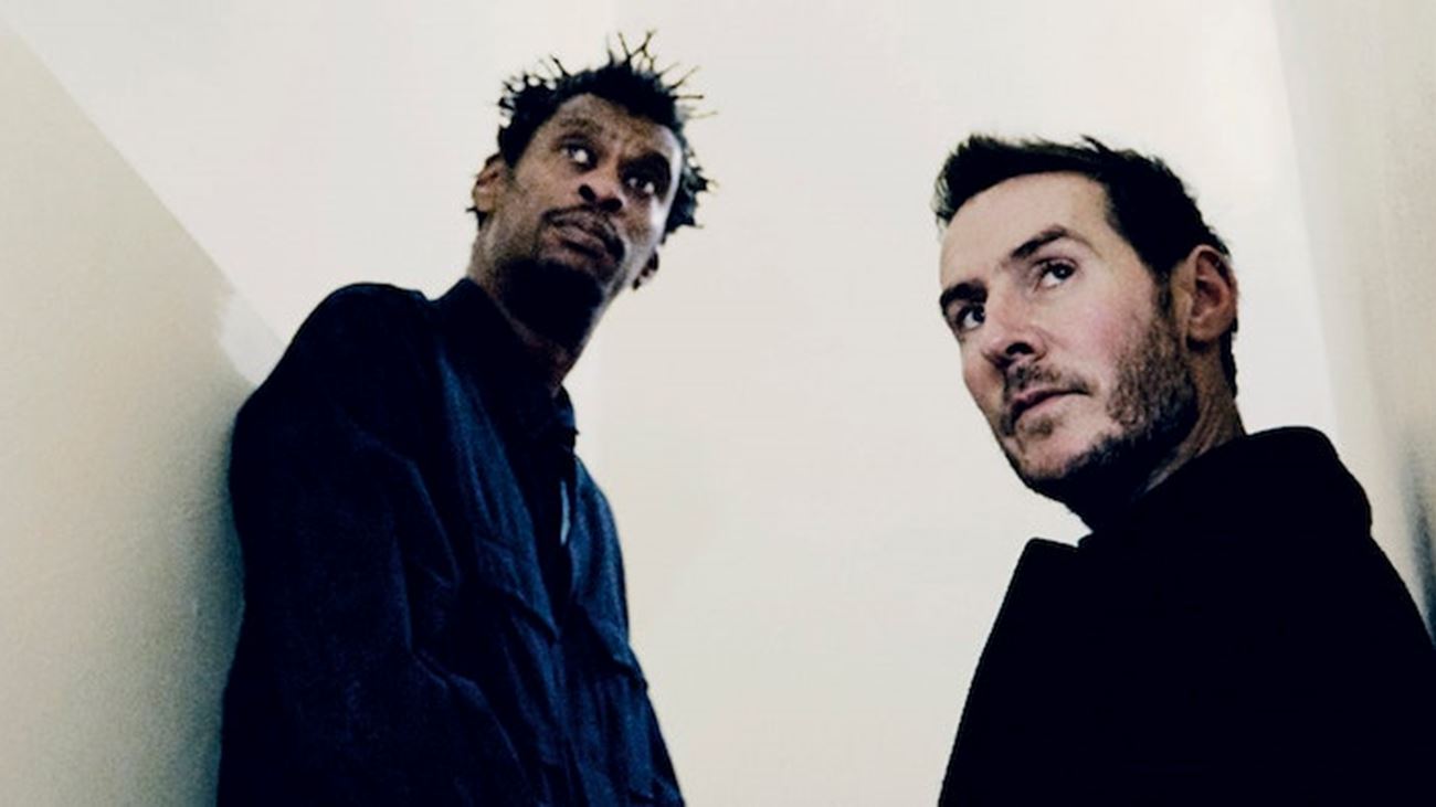 Massive Attack-rapper sælger kunst til støtte for Ukraine