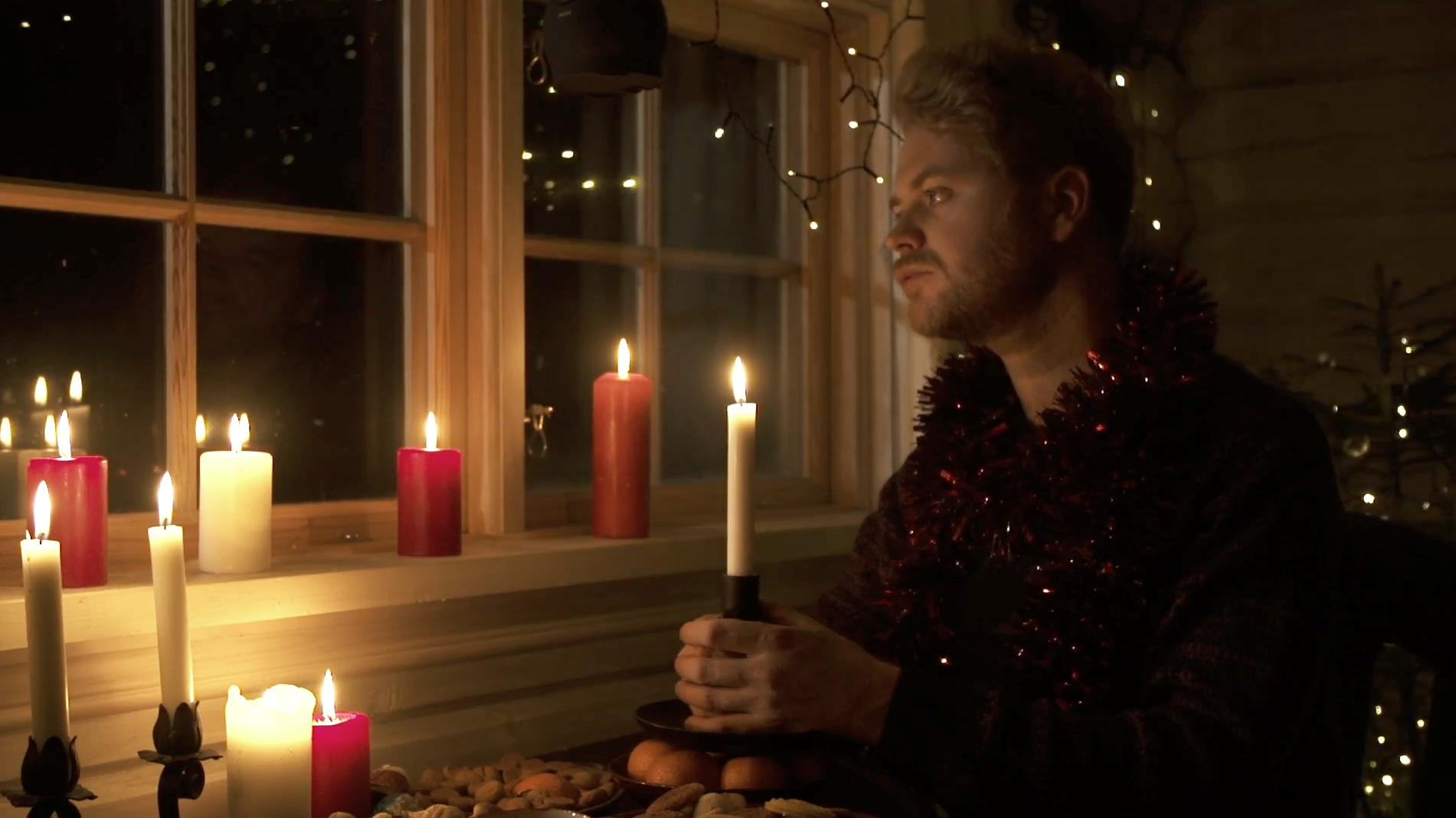 Christian Hjelm skruer helt op for julehyggen i ny musikvideo