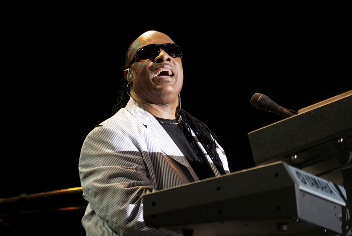VIDEO: Stevie Wonder spiller nye sange til Biden-stormøde